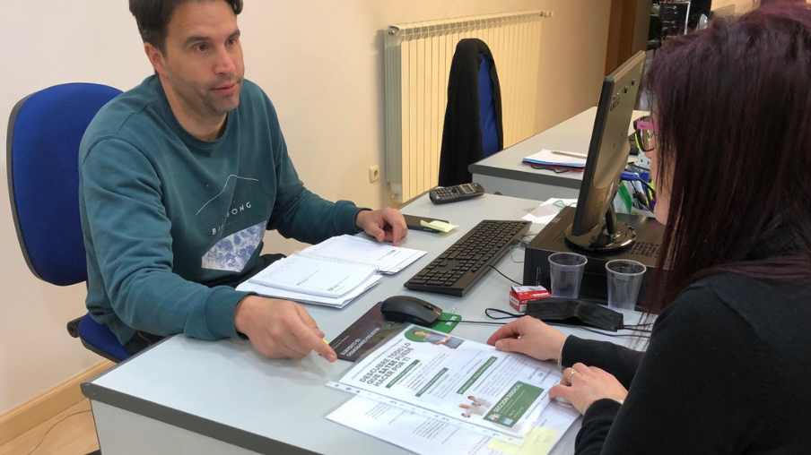 Delegado atendiendo a afiliada